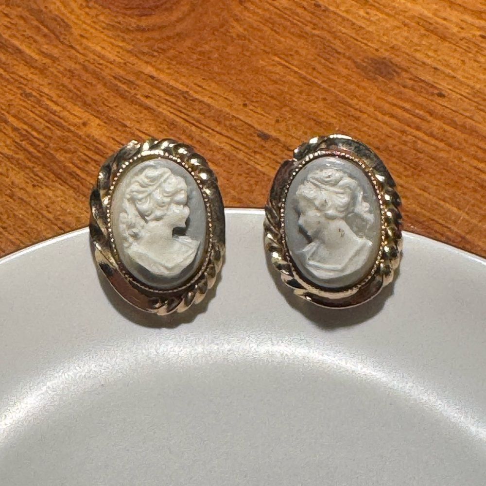 Vintage Gold and Cream Cameo Pierced Post Earrings